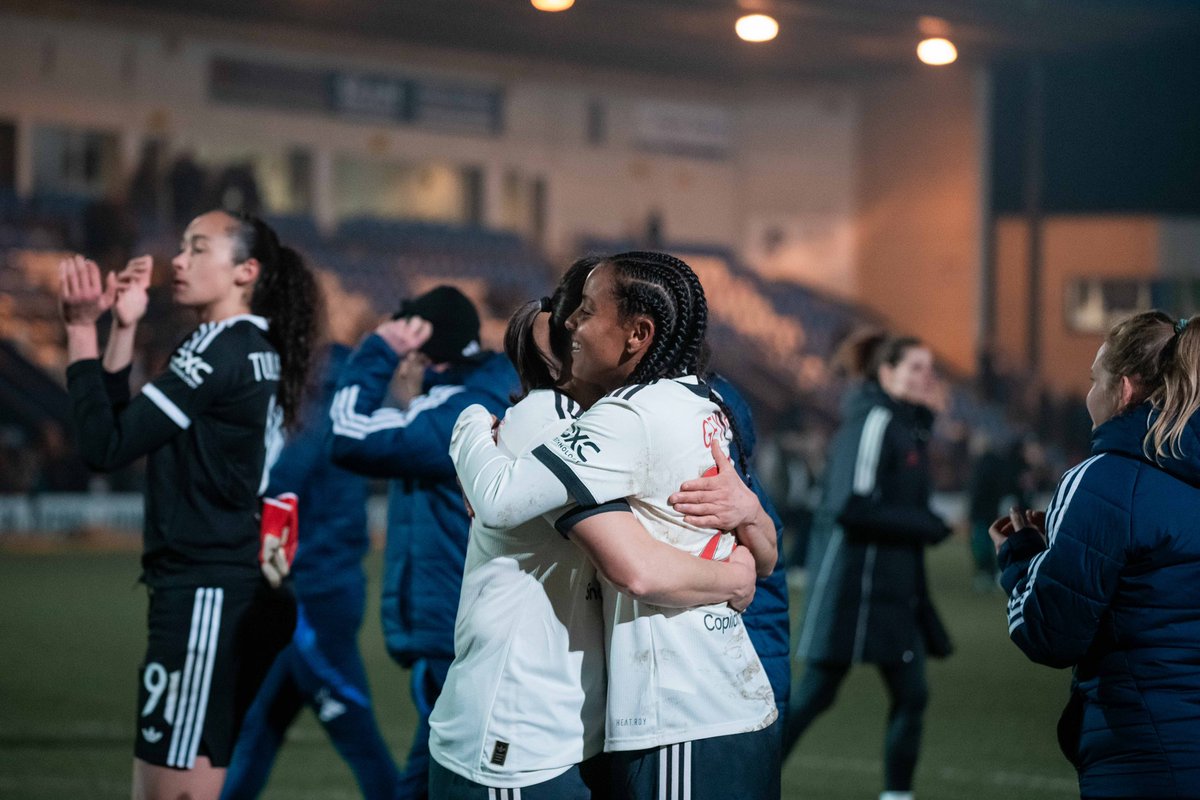 Receber todo carinho e acolhimento do meu time me ajuda a superar os dias difíceis. Me sinto abraçada por cada um que faz parte da família <a href="/ManUtdWomen/">Manchester United Women</a> 

Obrigada a todos pela compreensão, respeito e empatia de sempre. 

Vamos juntos!  ❤️🫶🏾✨