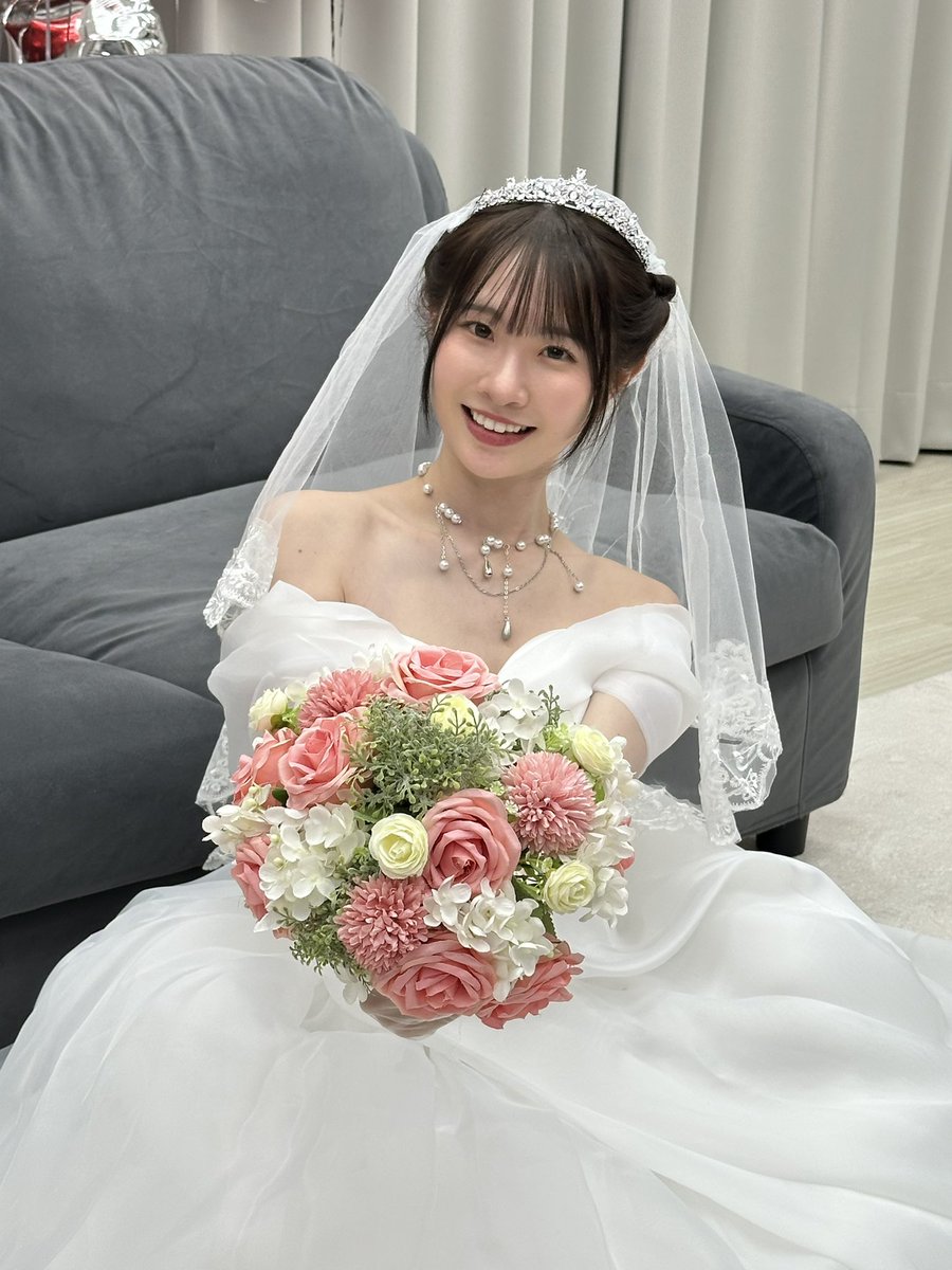 溫柔的捧花💐 火熱的抱抱🤗 你要哪一個？ ウェディングドレスと