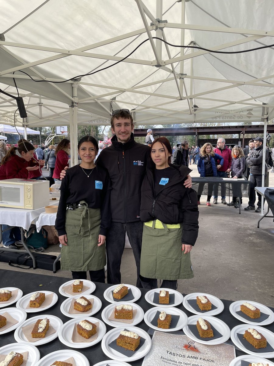 GarrotxaPtt's tweet photo. Avui els alumnes del perfil d’hoteleria del @GarrotxaPtt hem col•laborat amb la #FiradelFajol de Batet de la Serra @Olotuit 

Hem estat ajudant al dinar i a la parada de Cuina Volcànica! 

Una diada per emmarcar! 

#SomPTTSomFutur https://t.co/fx5mrrkzNz