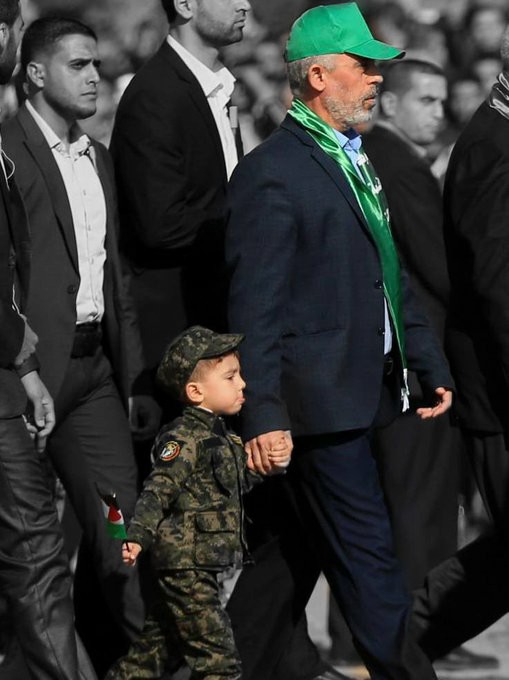 صورة لـ "الطوفان" وهو يمشي مع "اليوم التالي"