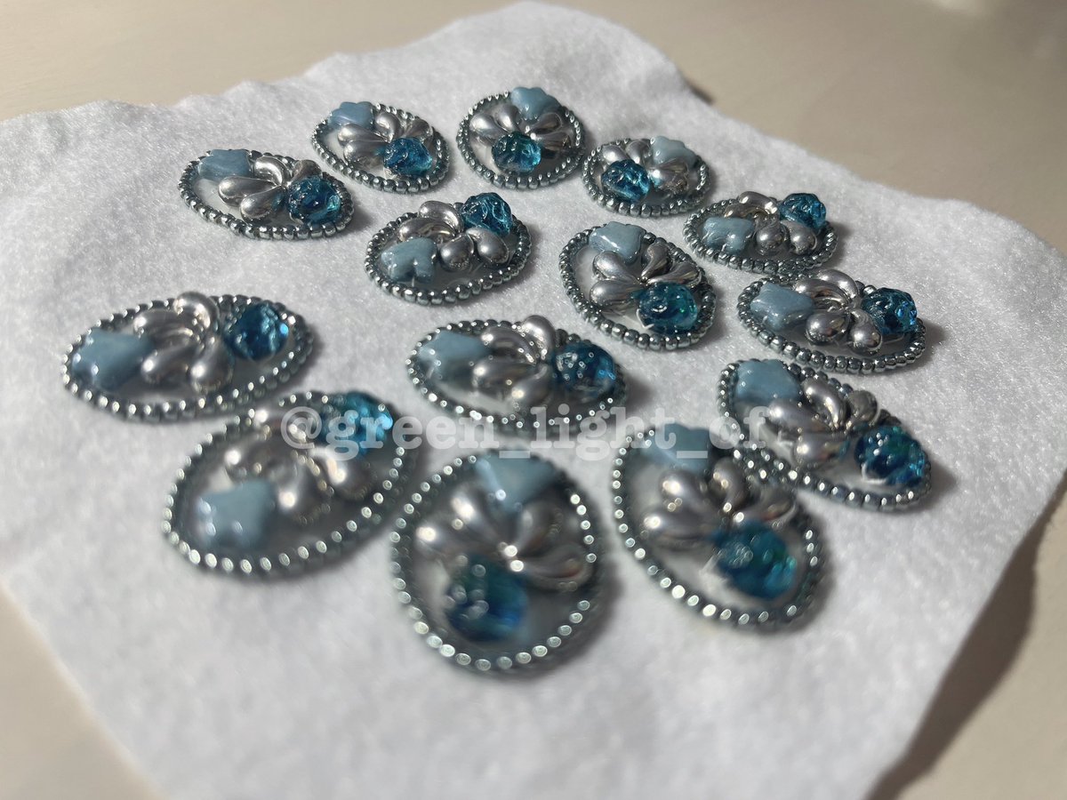green_light_of's tweet photo. 角度を変えると色が変わるパーツを使った個性的なモチーフを製作中です🪡

#ハンドメイド #ハンドメイドアクセサリー #ビーズ刺繍 #ビーズ刺繍アクセサリー https://t.co/k4tHAoNw3o