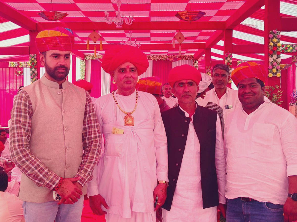 BsDaspan's tweet photo. भीनमाल के प्रतिष्ठित व्यवसायी श्री टीकमाराम जी देवासी के सुपुत्र प्रदीप कुमार देवासी के शादी समारोह में उपस्थित होकर शुभकामनाए प्रेषित की I
#bhinmal
#dewasi
#daspan https://t.co/doY45A9ivF