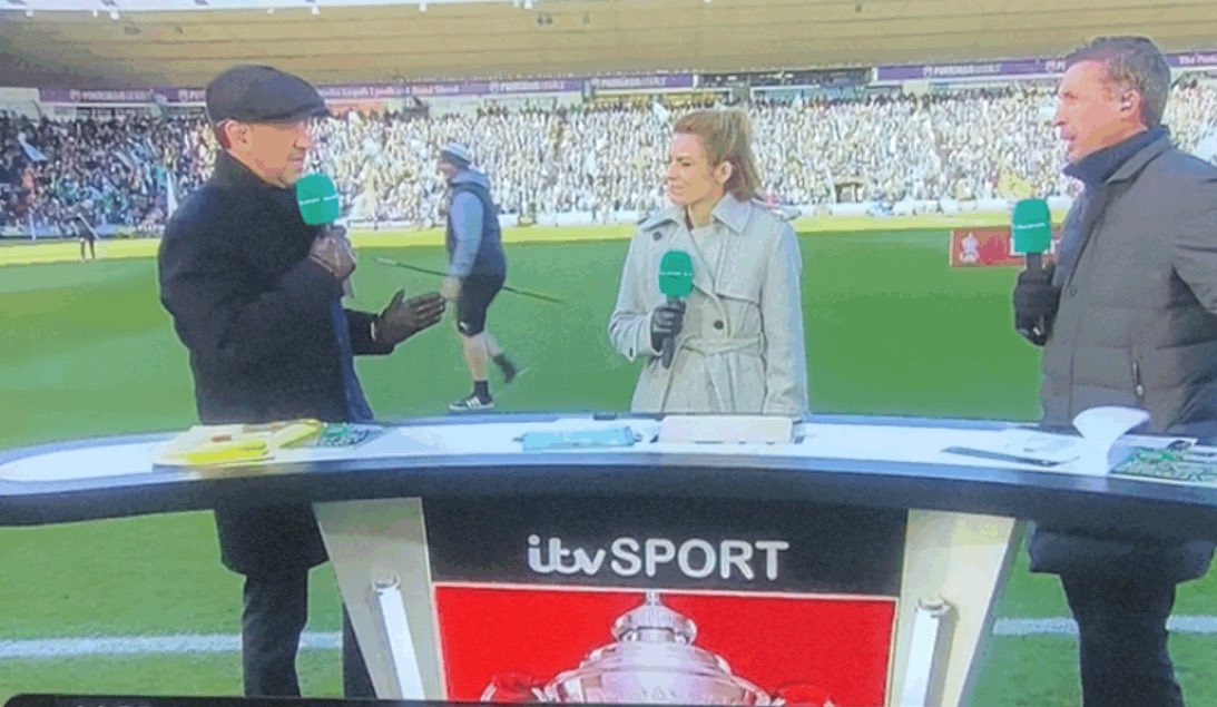 A perfectly timed walk back and forth three times in front of the cameras for a spot of divot repairs <a href="/Simon_Flmuk/">Simon Moore</a>! 😁

Pitch looks class <a href="/chrisralph83/">Chris Ralph</a> and team 💪💪