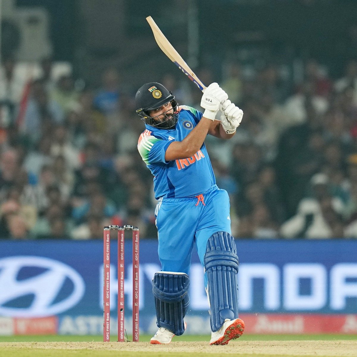 LokmatTimes_ngp's tweet photo. #RohitSharma's 32nd ODI century powers India's chase against #England in the 2nd ODI at #Cuttack's Barabati Stadium. England set a target of 305 runs, and #India needs 115 runs to win. #INDvENG #RohitSharma #ODI
#Oddisha https://t.co/Q373iIvact