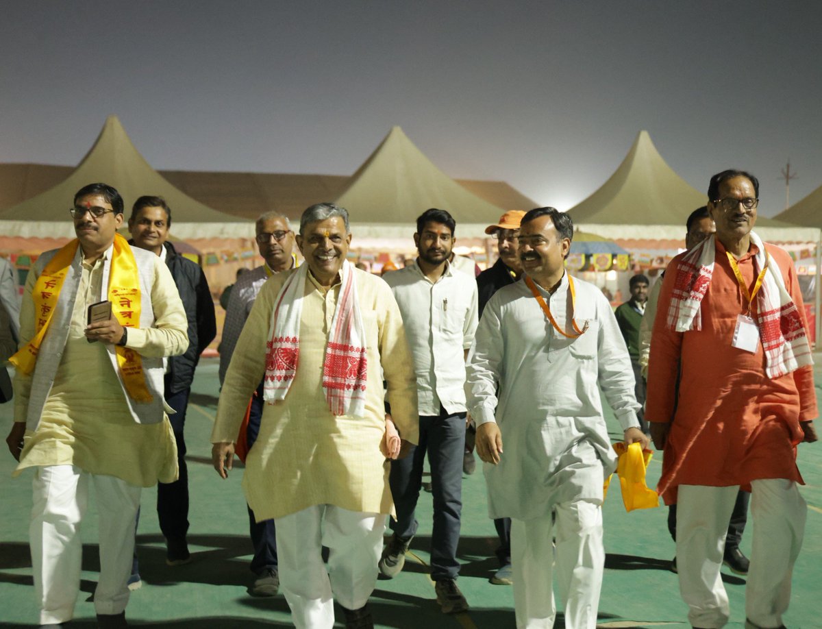 drumesharya's tweet image. नेत्र कुम्भ 2025 में सरकार्यवाह दत्तात्रेय होसबाळे जी

राष्ट्रीय स्वयंसेवक संघ के सरकार्यवाह दत्तात्रेय होसबाळे जी ने आज महाकुम्भ मेला क्षेत्र में आयोजित नेत्र कुम्भ का दौरा किया और इस महायज्ञ की सराहना की. समस्त कार्यकर्ताओं को शुभकामनाएं प्रदान कीं.
#NetraKumbh #MahaKumbh2025