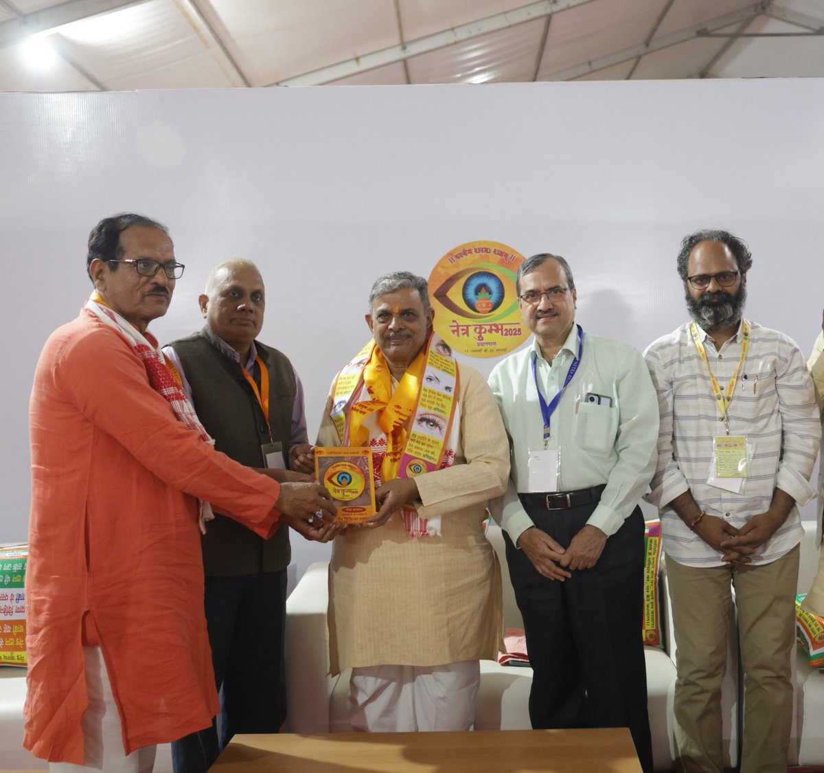 drumesharya's tweet image. नेत्र कुम्भ 2025 में सरकार्यवाह दत्तात्रेय होसबाळे जी

राष्ट्रीय स्वयंसेवक संघ के सरकार्यवाह दत्तात्रेय होसबाळे जी ने आज महाकुम्भ मेला क्षेत्र में आयोजित नेत्र कुम्भ का दौरा किया और इस महायज्ञ की सराहना की. समस्त कार्यकर्ताओं को शुभकामनाएं प्रदान कीं.
#NetraKumbh #MahaKumbh2025