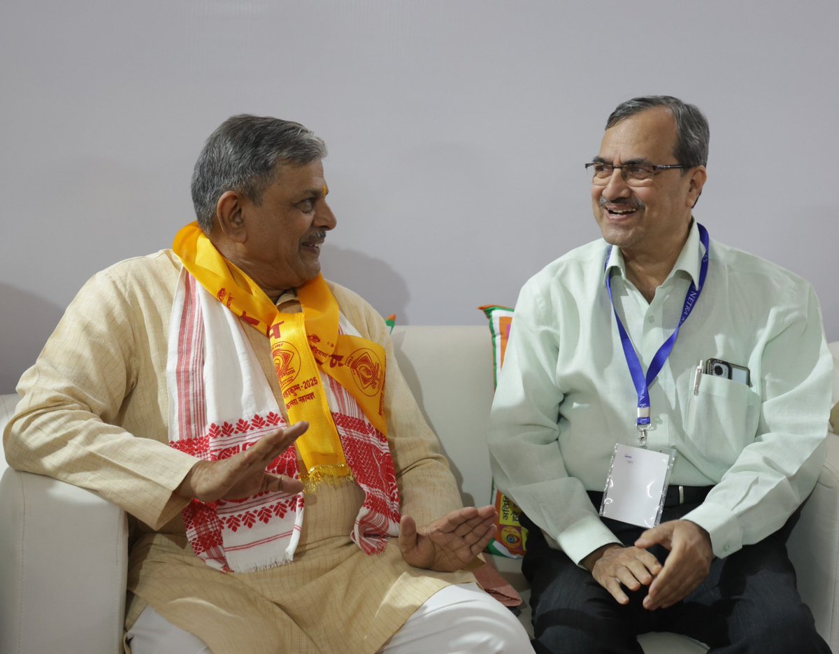 drumesharya's tweet image. नेत्र कुम्भ 2025 में सरकार्यवाह दत्तात्रेय होसबाळे जी

राष्ट्रीय स्वयंसेवक संघ के सरकार्यवाह दत्तात्रेय होसबाळे जी ने आज महाकुम्भ मेला क्षेत्र में आयोजित नेत्र कुम्भ का दौरा किया और इस महायज्ञ की सराहना की. समस्त कार्यकर्ताओं को शुभकामनाएं प्रदान कीं.
#NetraKumbh #MahaKumbh2025