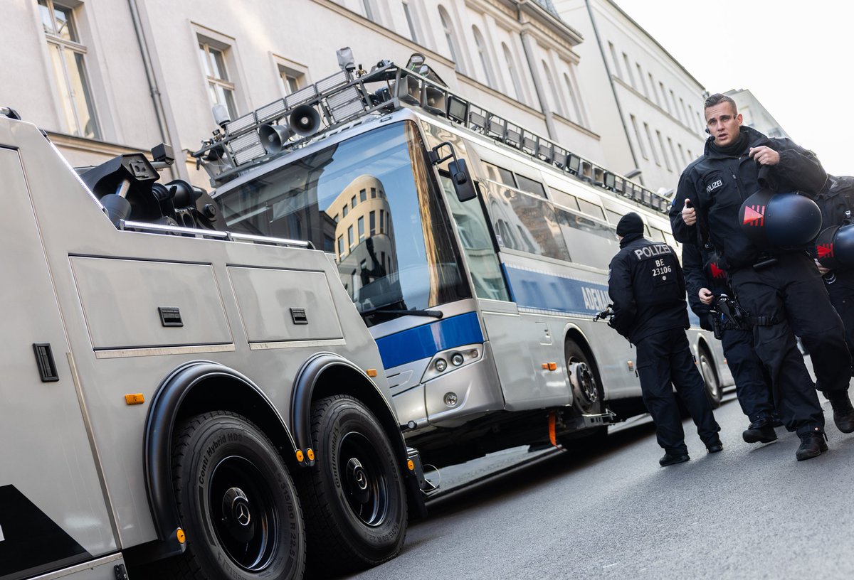 Er blockierte den Parteitag der #NoAfD in #Riesa und soll als Wahrzeichen für Demokratie in ganz Deu unterwegs sein. Jetzt wurde der "Adenauer" des <a href="/politicalbeauty/">Zentrum für Politische Schönheit</a> von der Polizei in #Berlin aus dem Verkehr gezogen, wegen Verkehrsgefährdung aufgrund der Dachmontagen. #B0902