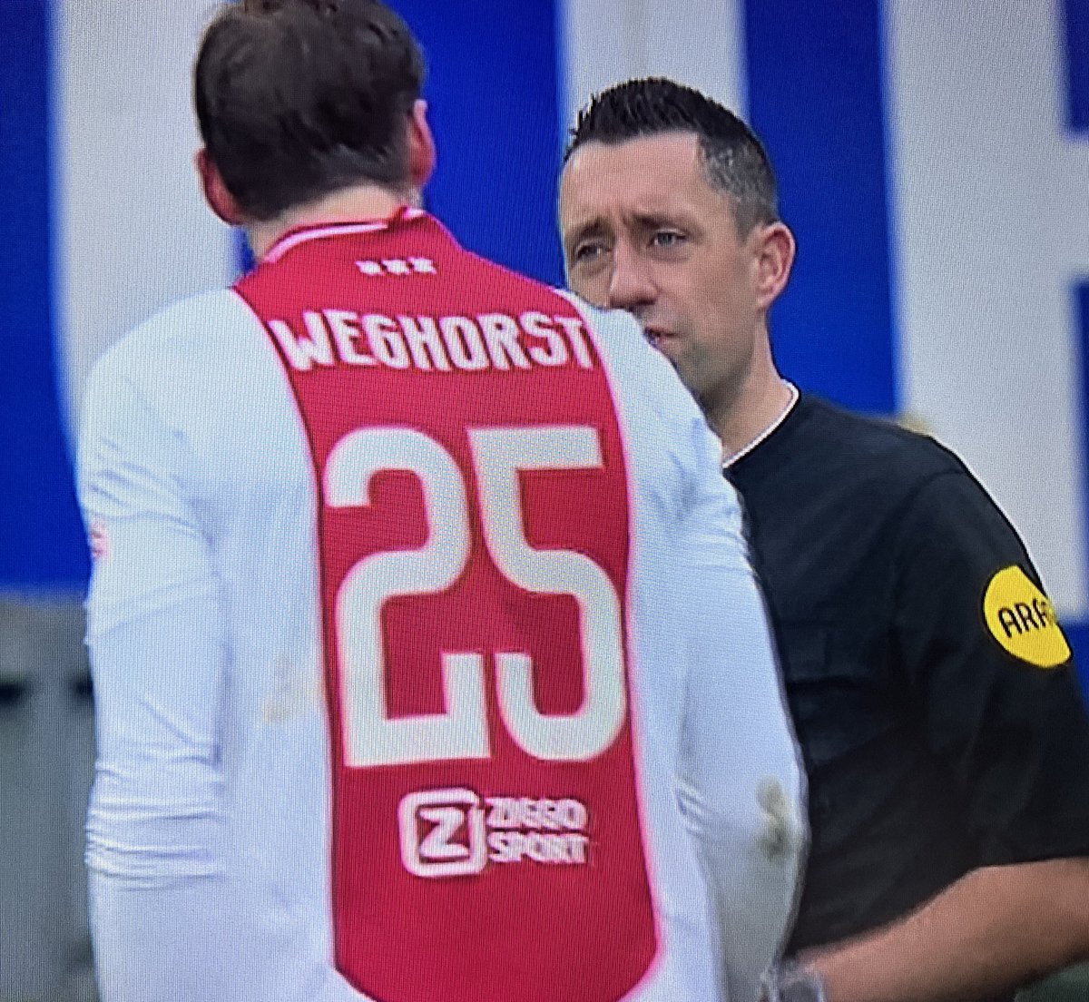 _GERSER's tweet photo. ONGELOOFLIJK 🤬 Weghorst duwt verdediger waardoor bal tegen arm komt… als je zo twijfelt als KNJB, waarom zou je ‘m dan wel geven? https://t.co/luMaRKo1u2