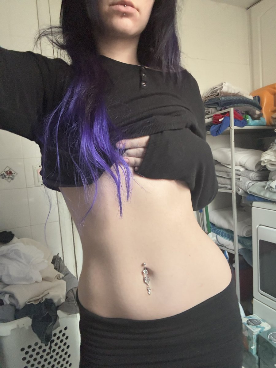B4G3LCALS's tweet photo. good morning can u tell i’ve been working out https://t.co/dgJSVs1yHX