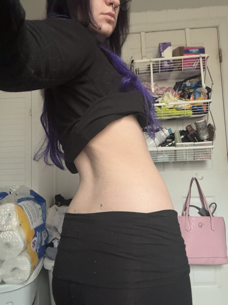 B4G3LCALS's tweet photo. good morning can u tell i’ve been working out https://t.co/dgJSVs1yHX
