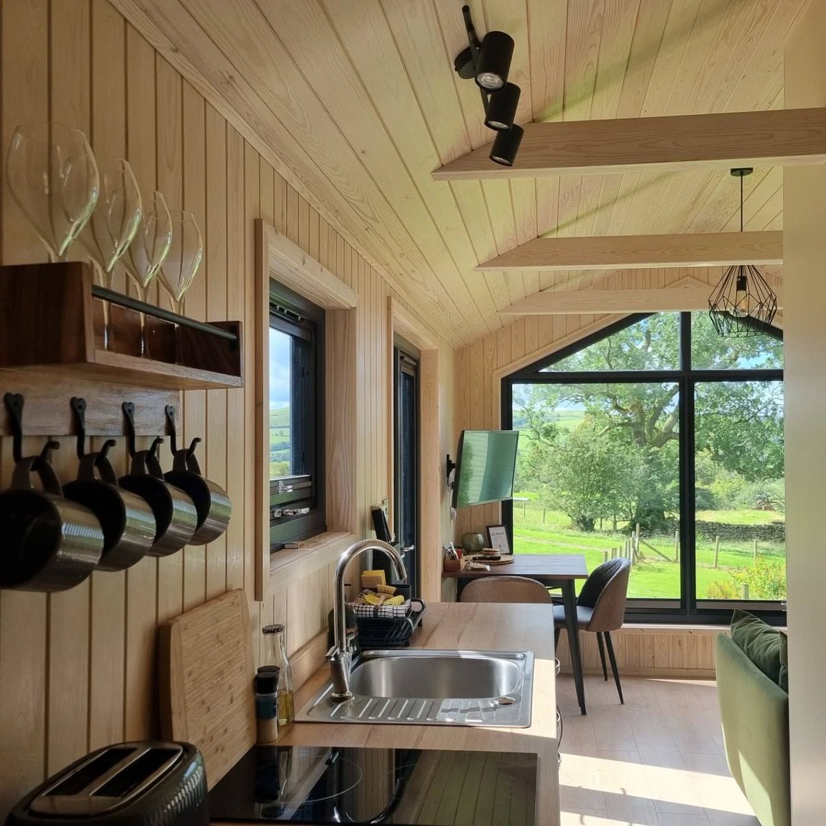 Camping_Direct's tweet image. Howgills Hideaway offers the ultimate romantic retreat, where nature meets luxury and comfort. It's now easier than ever to plan your dream getaway, with just a £20 deposit securing your stay! 💕🌟 

camping-directory.uk/2649

#GlampingCumbria #YorkshireDales #GlampingPods