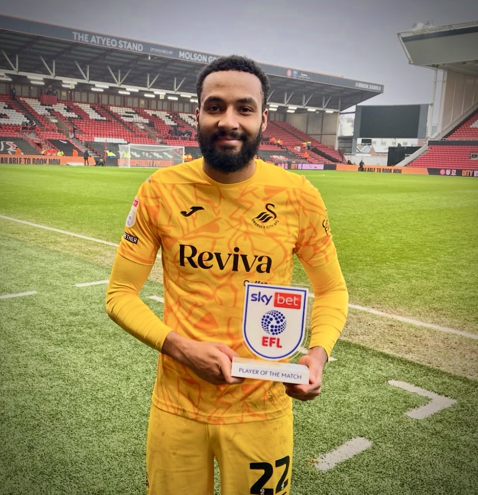 What a keeper. 🧤🦢