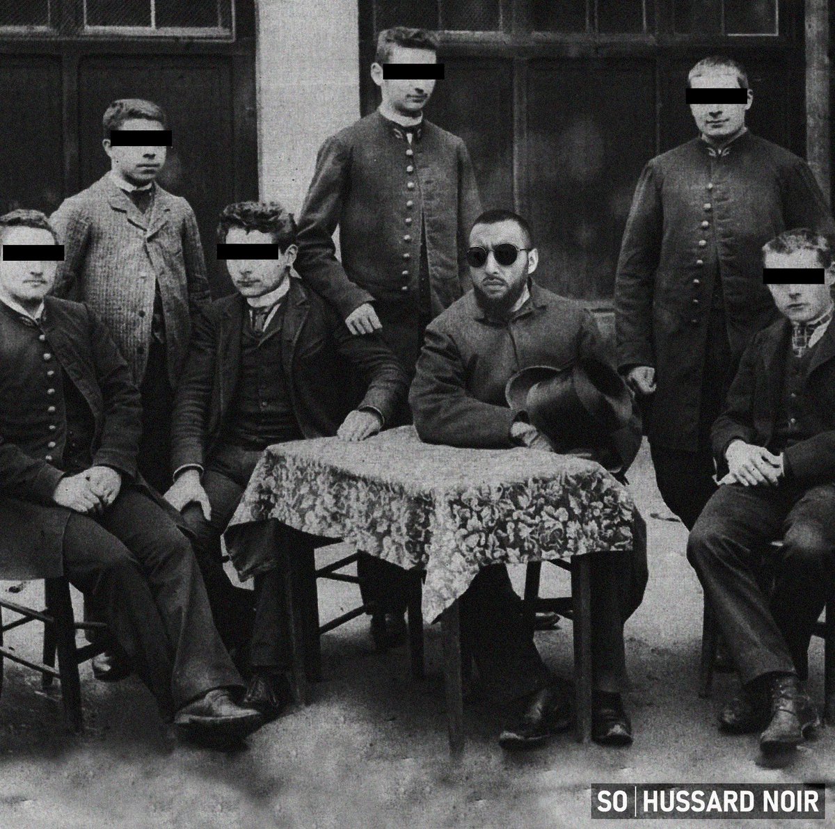 MeltingFlow's tweet photo. Deux choses à vous annoncer aujourd'hui :
la couv' officielle de l'album "Hussard Noir" ;
Ensuite, la date de sortie du projet : le 21 février prochain !

#hussardnoir #rap #rapfrancais #so #hiphopmusic #hiphop #music #cover #lyspaetso #nouvelalbum https://t.co/ABUvVLejYD