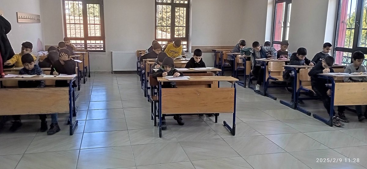 Bu soruyu gören bütün öğrenciler aa hocam cevap b imiş.. ilk gördüğümde bende şaşırdım haydê gene iyisiniz size kıyak yapip cevabı kendileri vermişler dedim :) 
Emeği geçen herkesten Rabbim razı olsun.