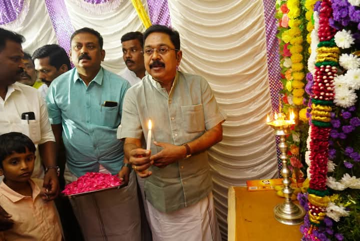 kannansankar6's tweet image. பரவாக்கோட்டையில் காலம் சென்ற கழக அமைப்புச் செயலாளர் திரு.#சிவ_சண்முகம் அவர்களின் இல்லத்தில் அன்னாரின் படத்தை திறந்து வைத்து

குடும்பத்தினர்களுக்கு ஆறுதல் கூறினார்
கழக பொதுச்செயலாளர், மக்கள் செல்வர் திரு.#டிடிவி_தினகரன் அவர்கள்!

#TTVDhinakaran | #AMMK