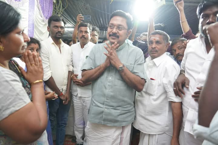 kannansankar6's tweet image. பரவாக்கோட்டையில் காலம் சென்ற கழக அமைப்புச் செயலாளர் திரு.#சிவ_சண்முகம் அவர்களின் இல்லத்தில் அன்னாரின் படத்தை திறந்து வைத்து

குடும்பத்தினர்களுக்கு ஆறுதல் கூறினார்
கழக பொதுச்செயலாளர், மக்கள் செல்வர் திரு.#டிடிவி_தினகரன் அவர்கள்!

#TTVDhinakaran | #AMMK