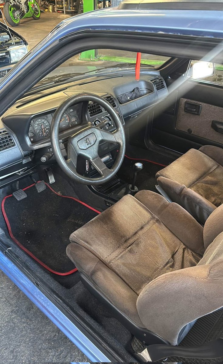 RomanBrunori's tweet photo. 🚗💨 Cómo armar tu juguete para diario y trackdays: seguí estos pasos

1. Comprá el 205 menos picado y que no sea un GTI, así no te gastás una fortuna.

2. Adquirí un K24 de CR-V.

3. Comprá una transmisión manual de CR-V.

4. Una computadora programable (FT450 o alguna con lazo cerrado).

5. Una suspensión a medida.

6. Renegar, putear, arrepentirte, odiar los fierros, lastimarte cada rincón de la mano, darte cuenta de que es muchísimo más caro de lo calculado y que faltan mil piezas por comprar para que ande.

7. Disfrutar de un 205 con 190 hp y un motor que podés usar al corte todos los días sin que le pase nada.

💵 Esto no es barato (se van a gastar unos 16-18 millones para hacer algo así mínimo), ni fácil (puede llevar unos 2 meses al menos un proyecto de estos), pero si se trata de divertirse, este combo les va a dar mucha más diversión que cualquier otra cosa moderna de 20k USD.

🙏 Pronto, Brunori Motors va a ofrecer este servicio, donde voy a intentar traer a la realidad sus sueños más locos con los fierros.