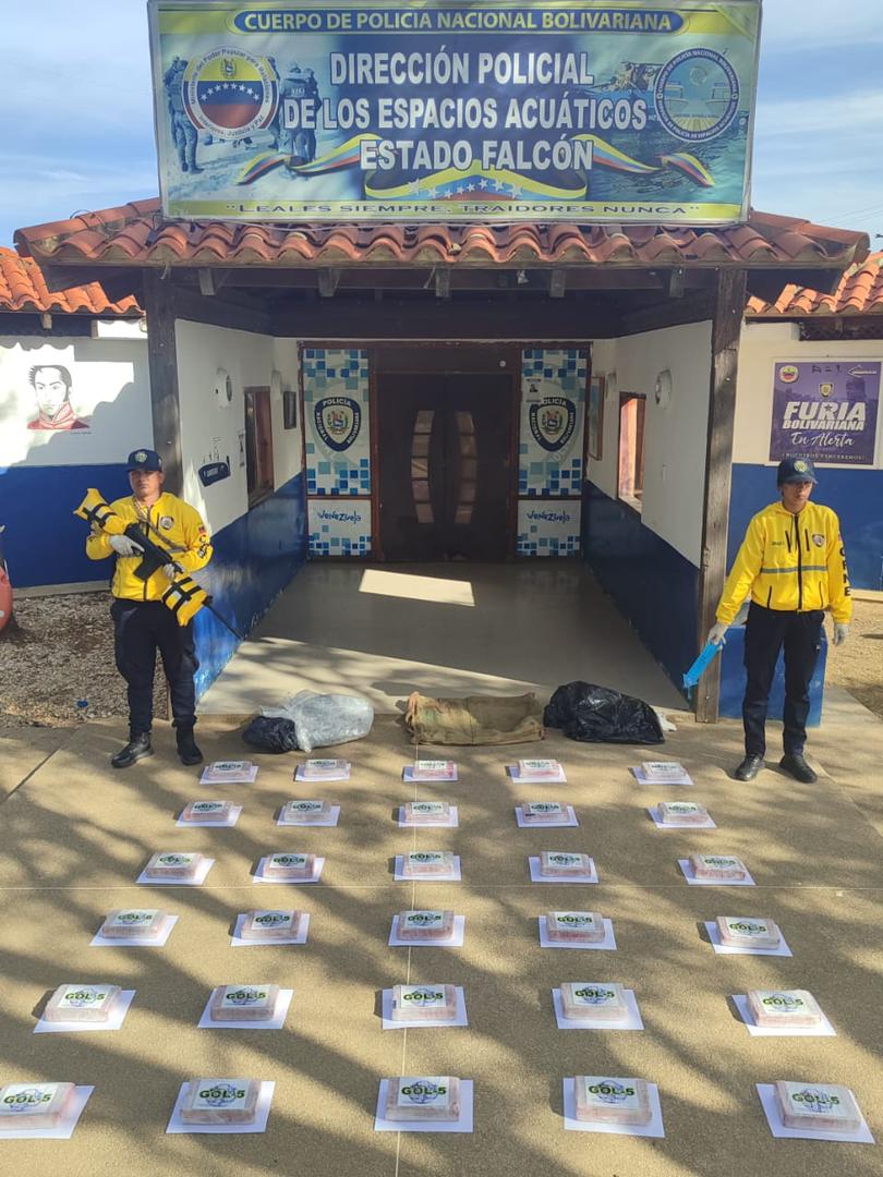 #Falcón|• Dirección Policial de Espacios Acuáticos de la PNB colecta alijo de 30 panelas de cocaína abandonados en la orilla de la playa cerca del río Boca de Yaracuy, municipio Silva.