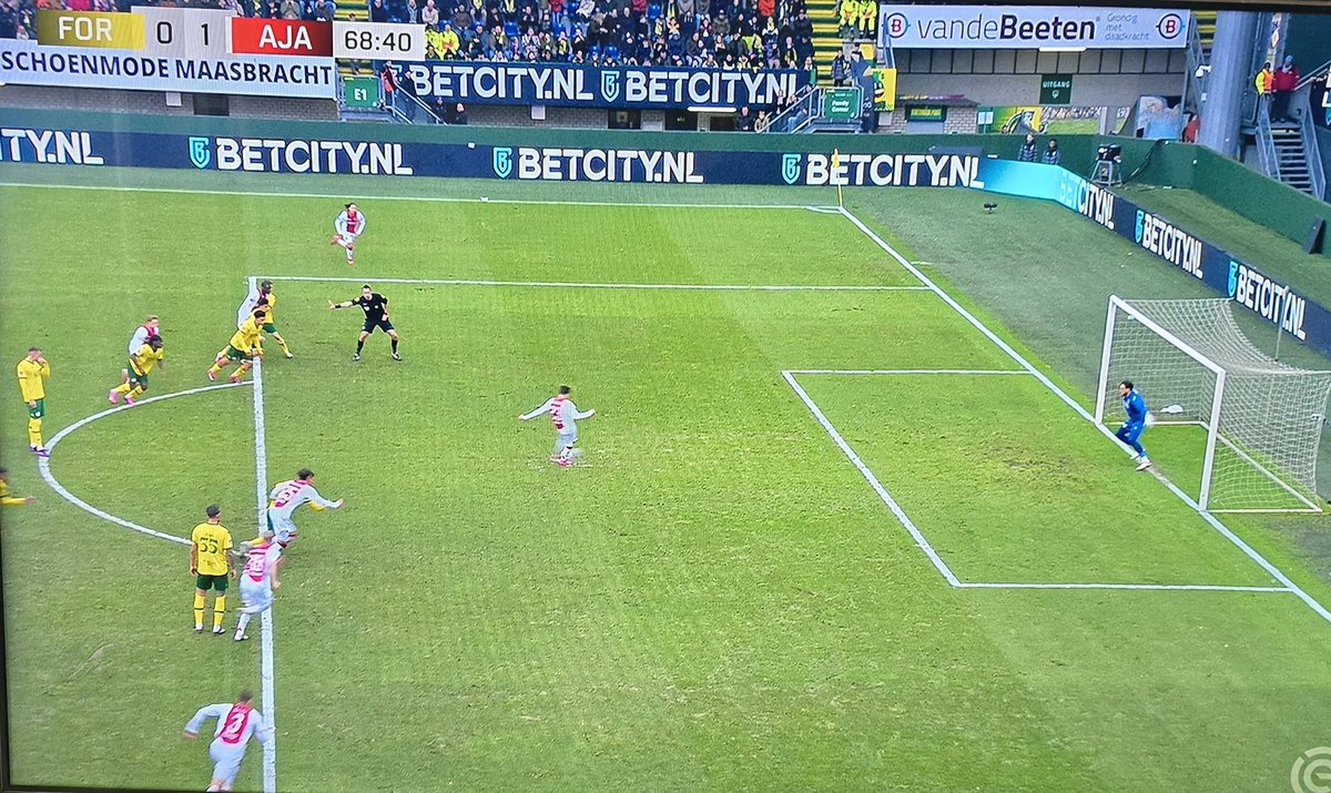 Wout Weghorst die te vroeg inloopt bij een zwaar onterechte penalty voor #Ajax.  Het is duidelijk wie er van de KNVB kampioen moet worden. 

#foraja