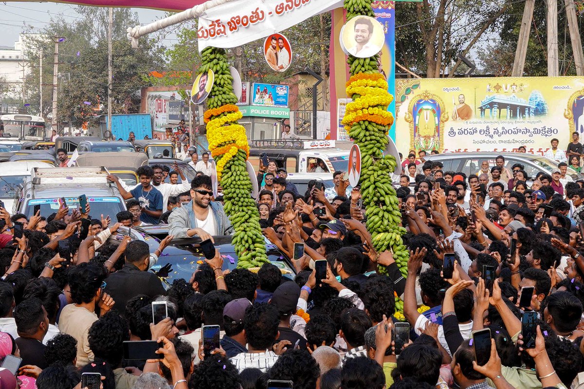 RAPOFanTrends's tweet photo. LOYAL FANS give ROYAL WELCOME to Ustaad @ramsayz, with unconditional love all the way 🔥😍

Rajahmundry welcomes #RAmPOthineni for the #RAPO22 shoot❤️‍🔥

#RAPOinRajahmundryForRAPO22 https://t.co/1352G6lk52