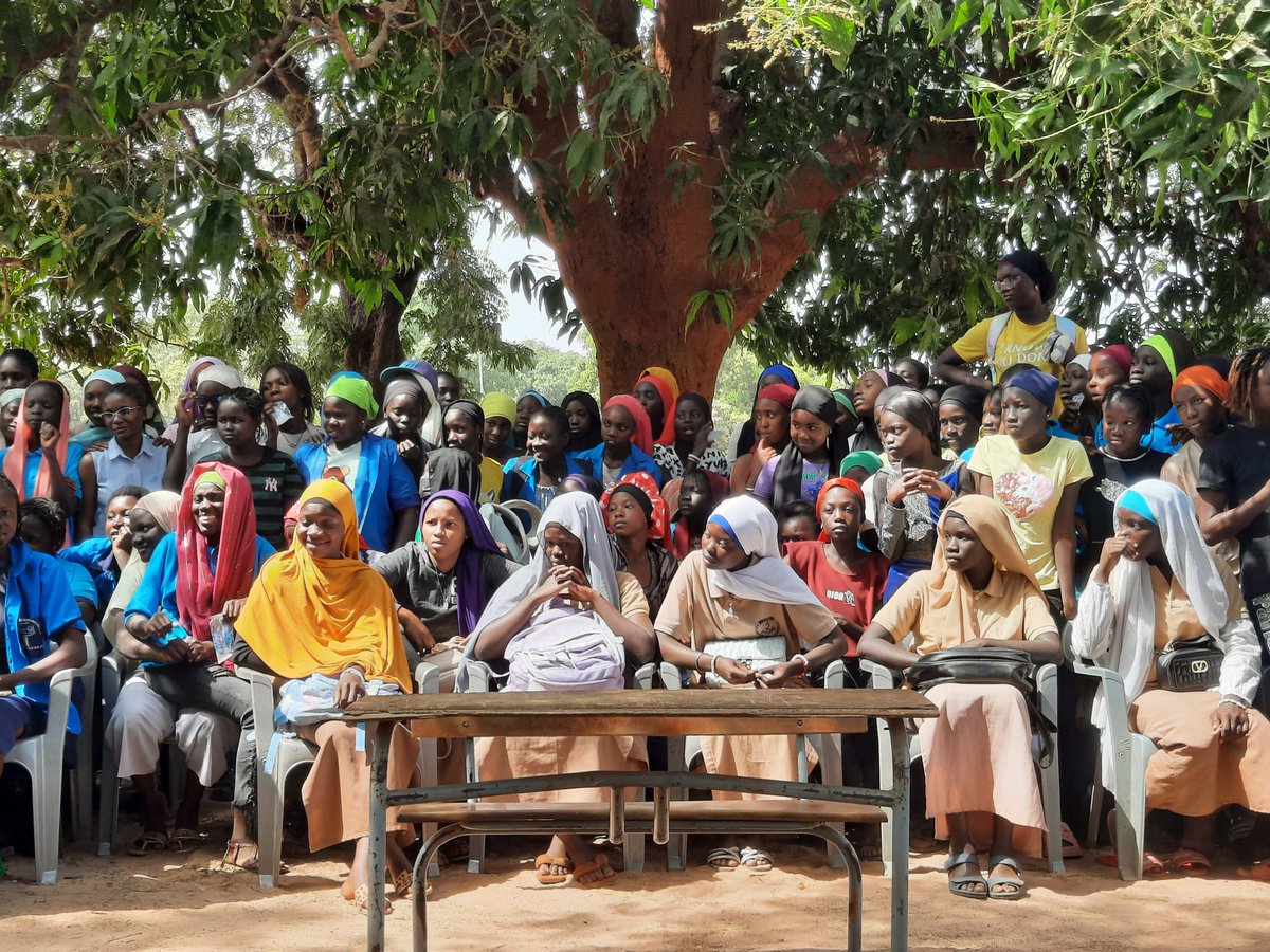 pakfb2's tweet photo. 🌿 Journée Verte CEM Ahoune Sane : une belle réussite !🌍
✅ Nettoyage🧹
✅ Reboisement🌱
✅ Conférence sur le changement climatique🌍
Émotion particulière de retrouver mon ancien collège et mes profs, 18 ans après!🙏
#Environnement #ChangementClimatique #ForêtInternationale https://t.co/r0cajrjYkQ