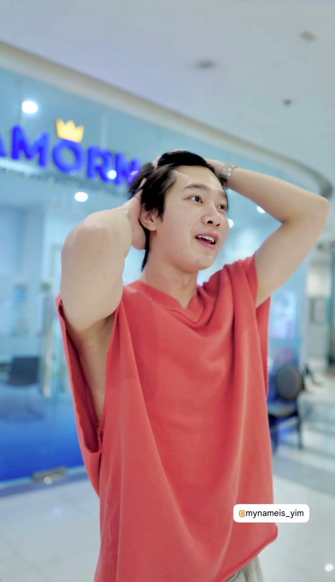 hidden_year's tweet photo. ละอย่างชอบลุคพี่ยิม พี่สว่างมากกกก แต่สีเสื้อหนูว่ายังได้อีก 5555555 
#mynameis_yim https://t.co/G5GhlAnGe9