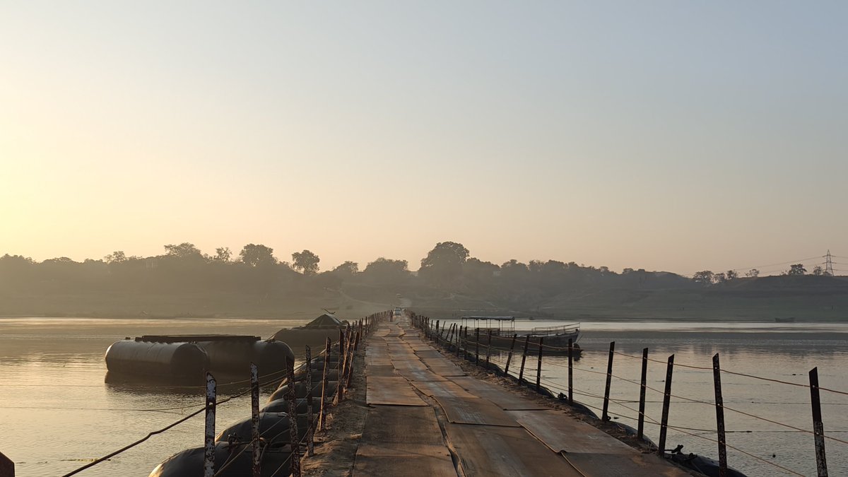 iamVivekCShukla's tweet image. Bank of Yamuna just a couple of miles before #Mahakumbh convergence 
#MahaKumbh2025