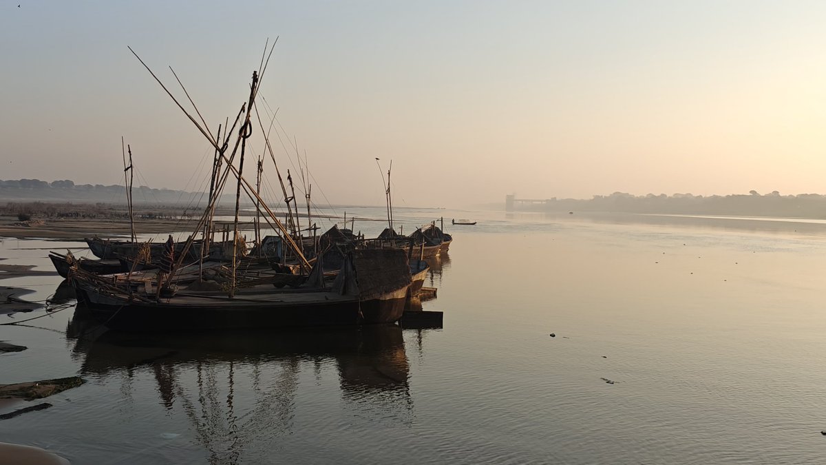 iamVivekCShukla's tweet image. Bank of Yamuna just a couple of miles before #Mahakumbh convergence 
#MahaKumbh2025