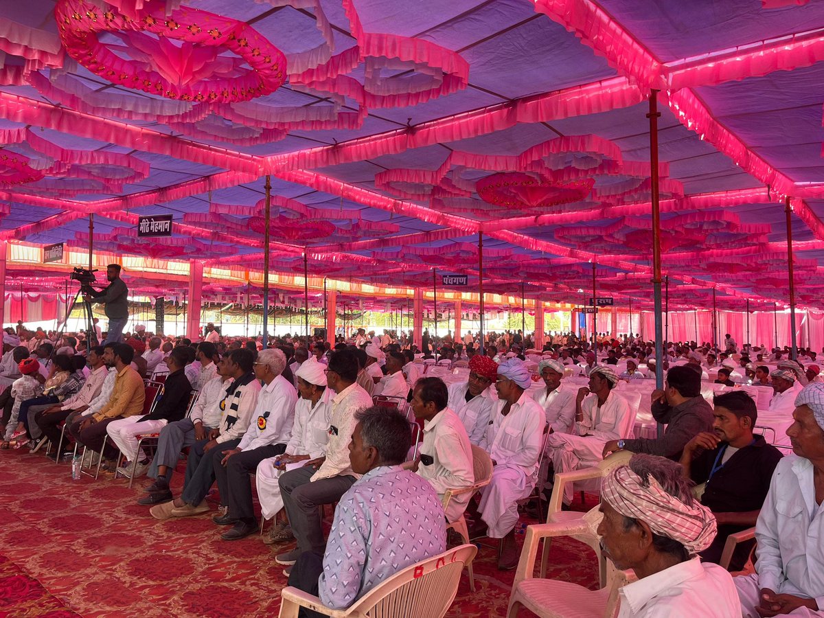 आज मेघवाल समाज सेवा संस्थान, रेवदर (सिरोही) द्वारा आयोजित भव्य छात्रावास भवन उद्घाटन समारोह में शामिल हुआ !
इस दौरान जैसलमेर के पूर्व विधायक श्री रूपाराम धनदेव जी भी उपस्थित रहे।

आयोजक समिति द्वारा दिए गए मान-सम्मान के लिए आभार एवं धन्यवाद !
#VinodJakhar 
<a href="/RooparamDhandev/">Roopa Ram Dhandev</a>