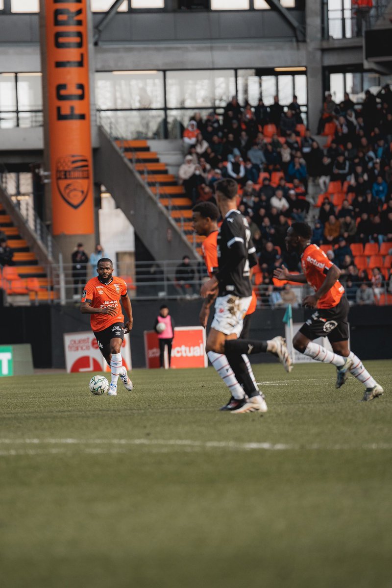RaphaelLeCorre's tweet photo. 📈 Retour en grâce de @gedeon_K2 ?
2ème titularisations d’affilée.
⏱️ 80 min
👌 76 ballons
👟 48/54 à la passe
🥊 7/9 au duel
🪄 2/2 au dribble
Volonté de jouer vers l’avant, de l’apport dans son couloir et du danger à l’aide de centres.
#FCLASC #FCLorient #OptaRapha https://t.co/sw8MU9u8Nf