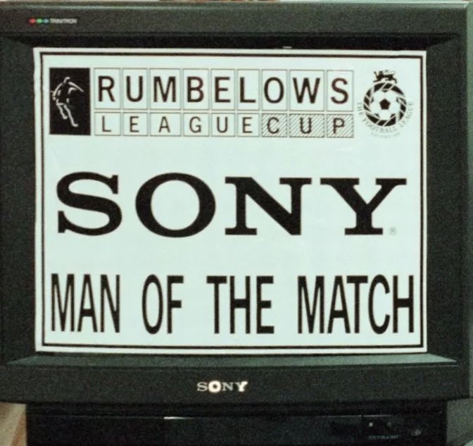stusfootyflash's tweet photo. THREAD 🧵 

Footballers with their Rumbelows Cup Man of the Match colour televisions: 1990-92. https://t.co/9WVapIqKh9