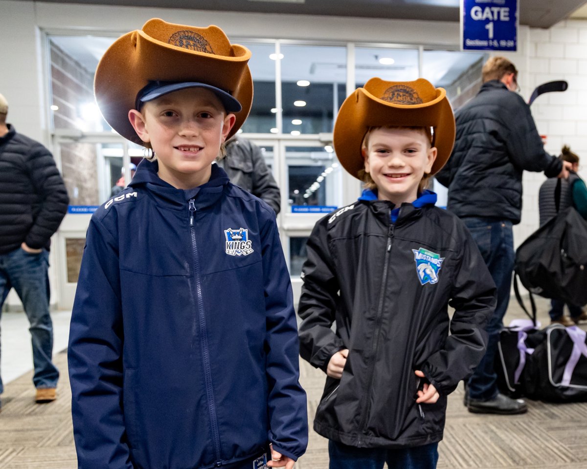 Barn was rockin. 🤘

3240 in attendance for <a href="/cfcy/">95.1 FM CFCY</a> Country Night!

#GoIslesGo
