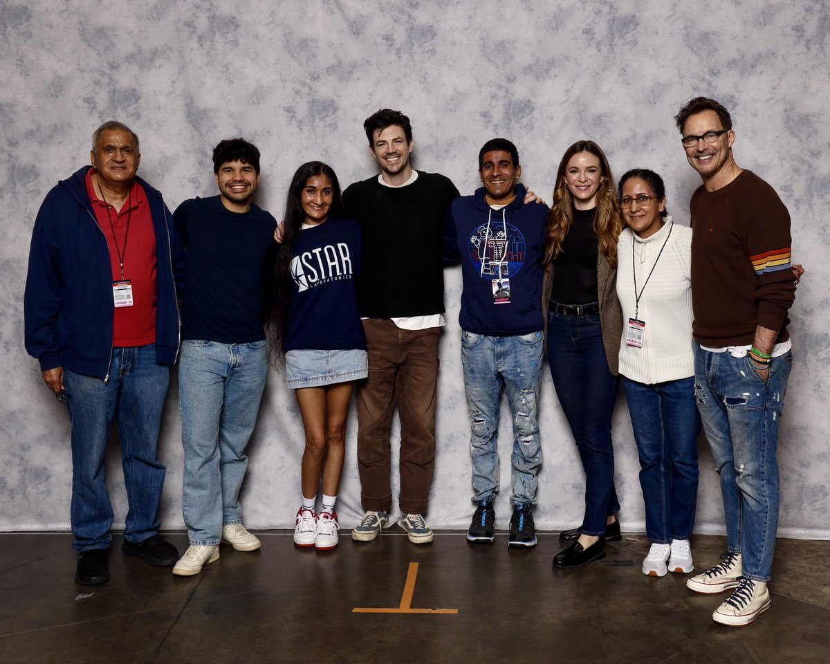 neelyuvrajprod1's tweet photo. Photos from yesterday at Megacon Orlando, where we met the original cast from The Flash! Such an unforgettable experience getting to see these legends in person. ⚡️#MegaconOrlando #TheFlash #DCFans #ComicConMagic  @CavanaghTom @daniellepanaba3 https://t.co/y5OWhnE6kz