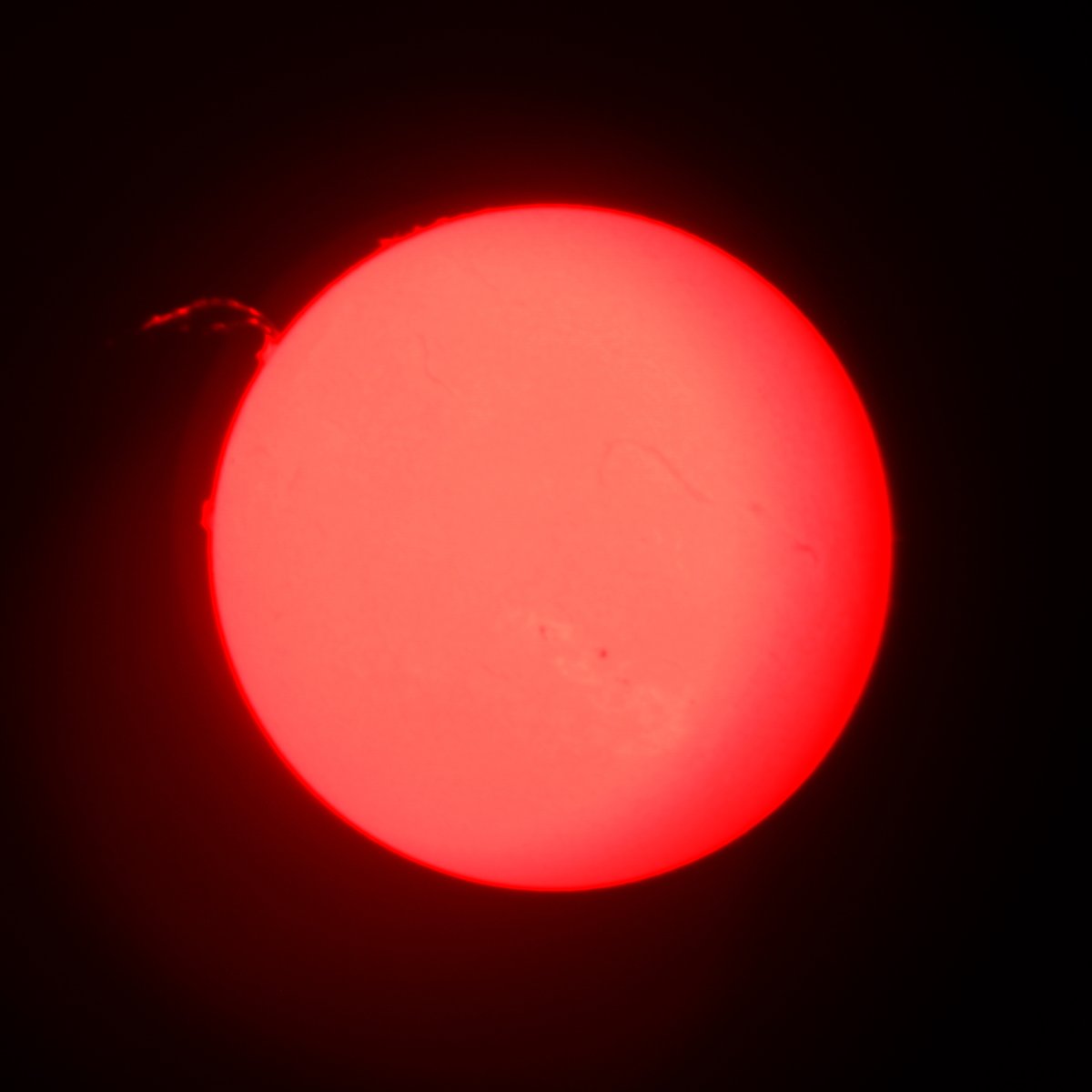 Gran protuberancia solar observada con el filtro H_alpha durante la visita al <a href="/ObservaUCM/">Observatorio UCM</a> en las Jornadas de Puertas Abiertas UCM <a href="/unicomplutense/">Complutense</a> - 5 de febrero 2025 - Facultad CC Físicas <a href="/Fisicas_UCM/">Facultad Físicas UCM</a>. Imágenes de <a href="/DMontesG/">David Montes</a> 
👉 Ver galería de imágenes: photos.app.goo.gl/qCVd6nYz878fFF…