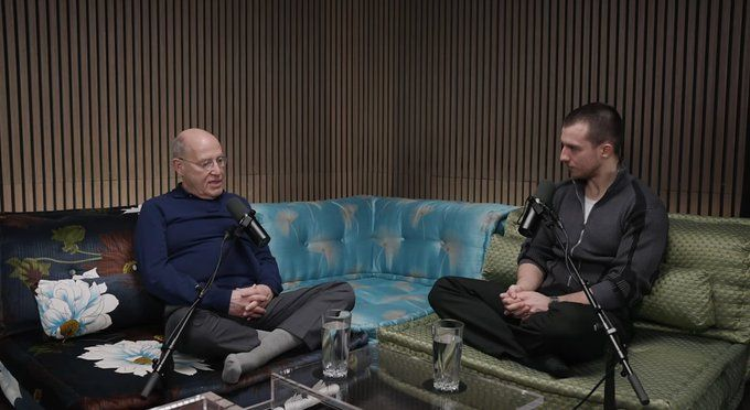 Hakan Schwarzkopf (@hakanschwarzkop) on Twitter photo Gysi bei Tim Gabel im Podcast auf dem Sofa mit Socken und Schneidersitz. Gysi bei Tim Gabel im Podcast auf dem Sofa mit Socken und Schneidersitz.
