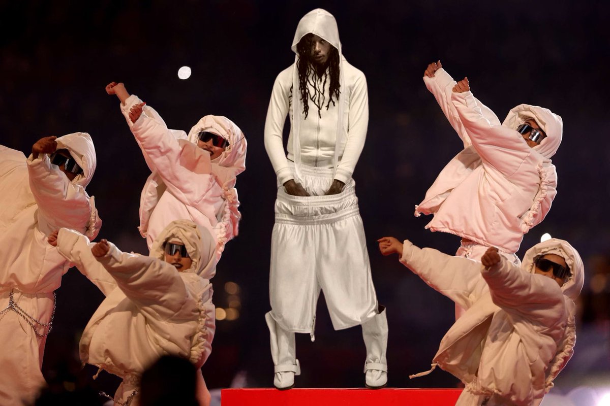 Lidesty's tweet photo. The Super Bowl halftime show starts

The lights dim

Kendrick Lamar &amp; SZA is nowhere to be found

Suddenly, a mysterious man rises onto the field

The jumbotron reads "I AM MUSIC"

Every speaker is blasting "CRUSH"

Album release date has been announced 

History is made. https://t.co/RGwq6EfJcM
