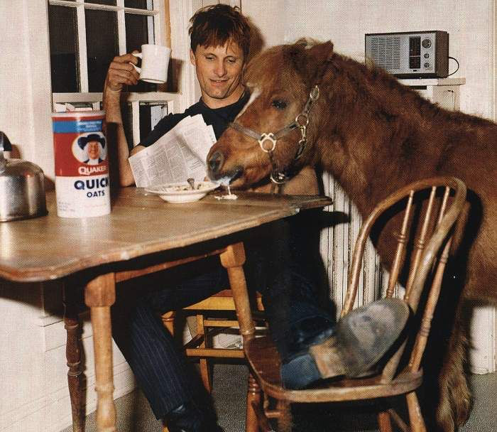TheCinesthetic's tweet photo. Viggo Mortensen having breakfast with a pony. https://t.co/PeN6GZLzek