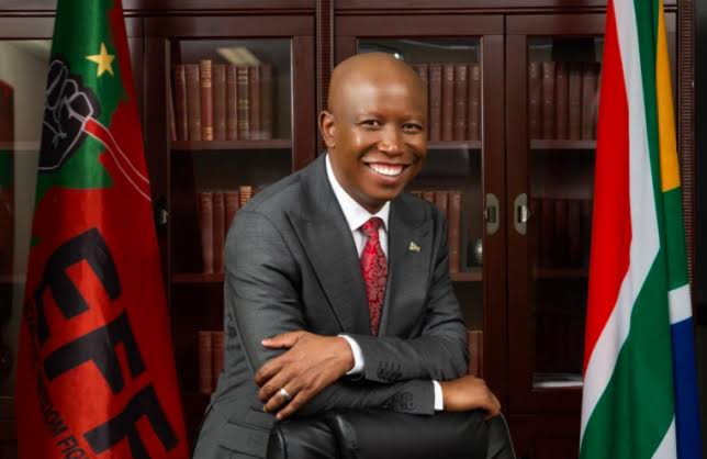 Kgoshigadi_TT's tweet photo. Leave a heart ❤️ to the man who give white racists hard time @Julius_S_Malema https://t.co/7eUfj3DSkf