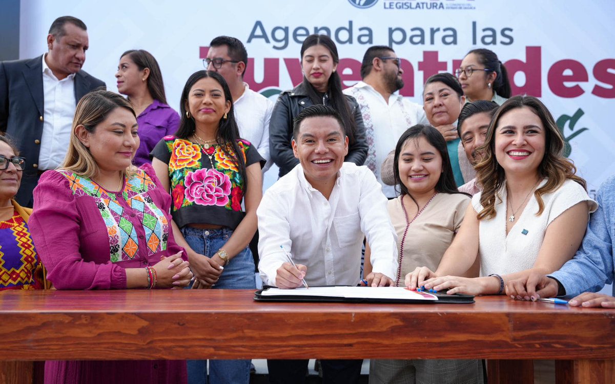 Esmiopinion_oax's tweet photo. Agenda para las Juventudes Oaxaqueñas...
Es muy interesante ver que en el Congreso de Oaxaca, los legisladores, además de hacer las leyes, acompañen la ejecución de las mismas en beneficio de la comunidad; en este caso, en beneficio de la Juventud Oaxaqueña. https://t.co/S55fqF5TGe