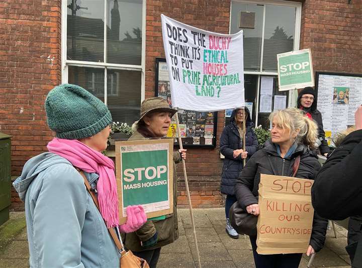Yesterday saw a demonstration by concerned people of Faversham against the <a href="/duchyofcornwall/">The Duchy of Cornwall</a> plan for 2500 extra houses on the edge of town.<a href="/SwaleCouncil/">SwaleBoroughCouncil</a> have been very quiet. More demos are needed <a href="/vicattaylor/">Christopher Vicat Taylor</a> <a href="/Faversham_Kent/">This Is Faversham</a> <a href="/favershamfocus/">Faversham Focus</a> <a href="/RosieP4/">Rosie P 🦇 🦎 🕷️ 🦭 🐌 🍃🌳🚲💧</a> <a href="/Helen_Whately/">Helen Whately MP</a>