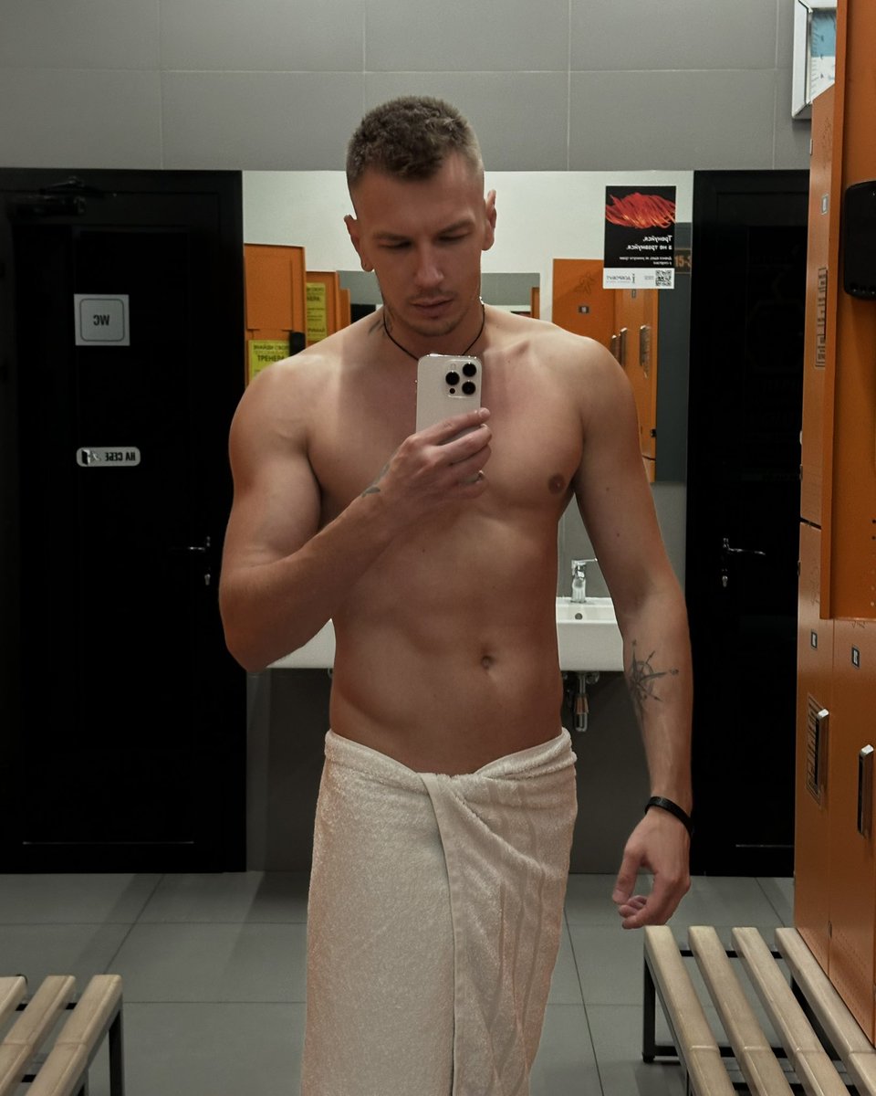 denis_berkeley's tweet photo. with or without a T-shirt?
#evening #workout  #gym https://t.co/PoUXPvNKtD