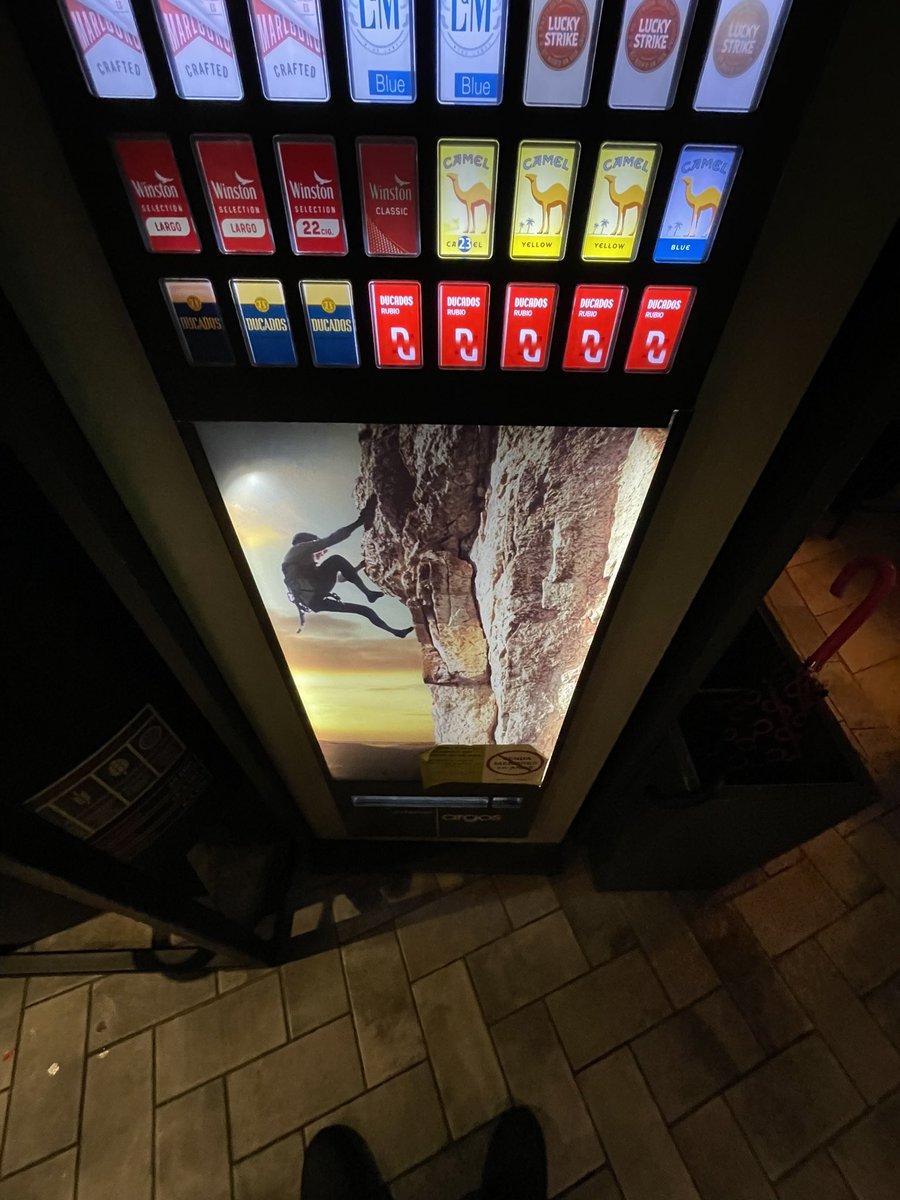 como coño no voy a fumar si la máquina de tabaco tiene esta foto osea me estas diciendo que fumar se siente como escalar una puta montaña?