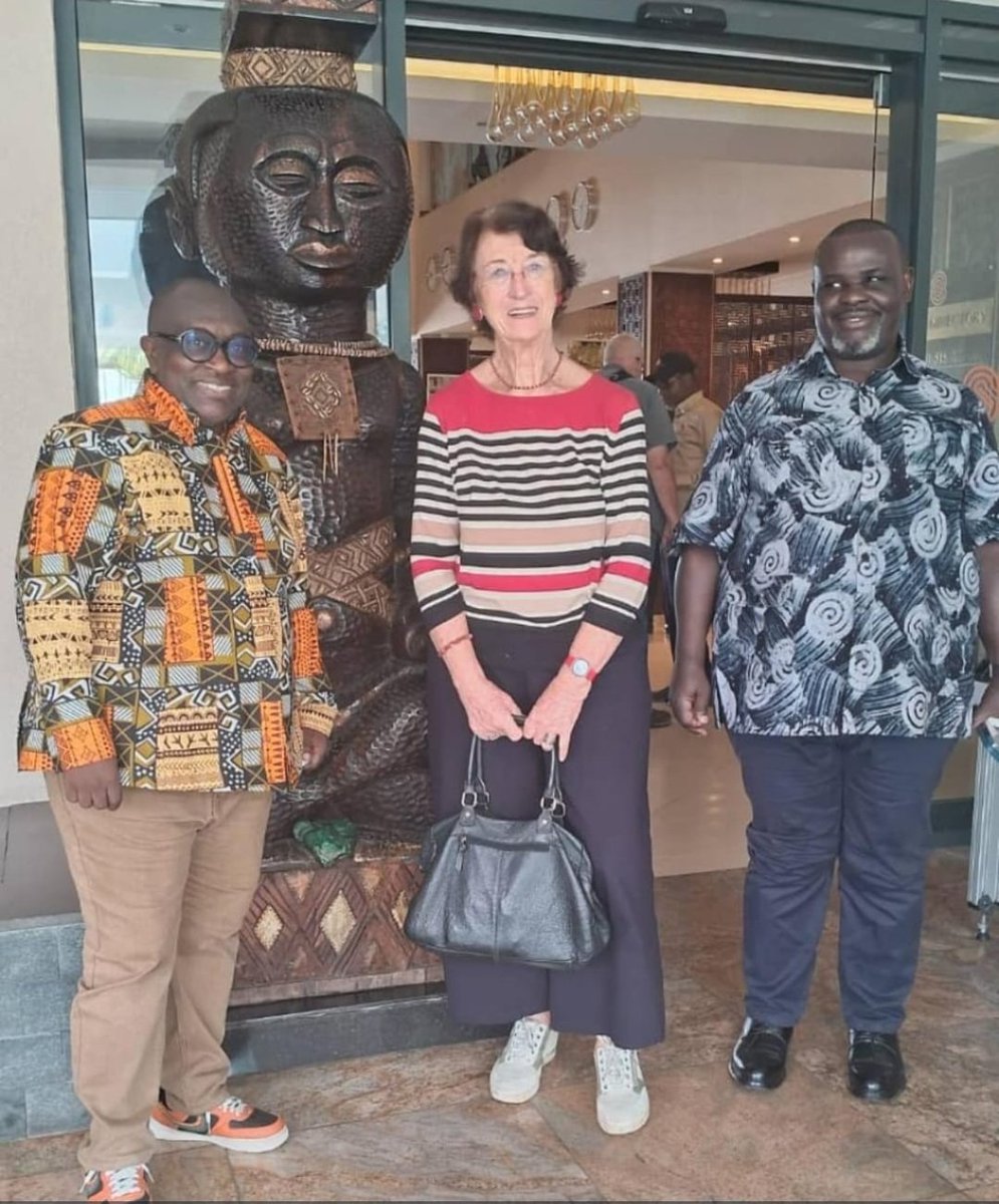 SimaroNgongoMba's tweet photo. #GOMA: La célébrissime Journaliste Collette #BRACKMAN aperçue à l’hôtel #Serena de Goma en compagnie des officiels de l’Alliance Fleuve Congo (#AFC/M23). Des indiscrétions indiquent que la professionnelle de la presse serait allée évaluer la situation sécuritaire de la ville de Goma, quinze jours après la chute de la ville. En compagnie de #Délion Kimbulungu, Secrétaire Permanent du mouvement et de Magloire #Paluku, Brackman est apparue bien que vieille, mais impressionnée de visiter le territoire libéré de la République Démocratique du Congo.