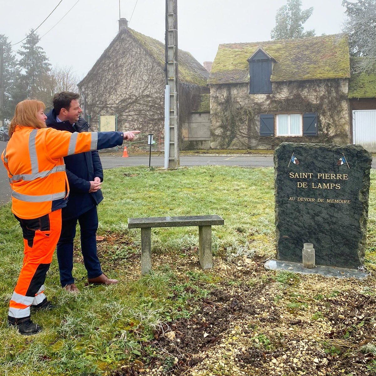 vivrelevroux's tweet photo. Nouvel aménagement pour l’îlot central du hameau de Saint-Pierre-de-Lamps à #Levroux : plantation de vivaces et d’un grand sapin afin de s’adapter aux conditions climatiques. La plaque commémorative sera légèrement déplacée sur l’îlot afin d’être mieux mise en valeur. #Nature https://t.co/k6CtaOedMB