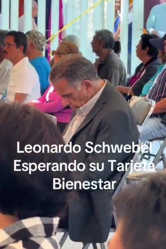 Humanismo4T's tweet image. Miren nada más al energúmeno @LeoSchwebel sentado para solicitar su pensión para adulto mayor a la cual tiene derecho. 

Lo que no se vale es que este sujeto se pasa despotricando contra los programas sociales, especialmente el de #JovenesConstruyendoElFuturo