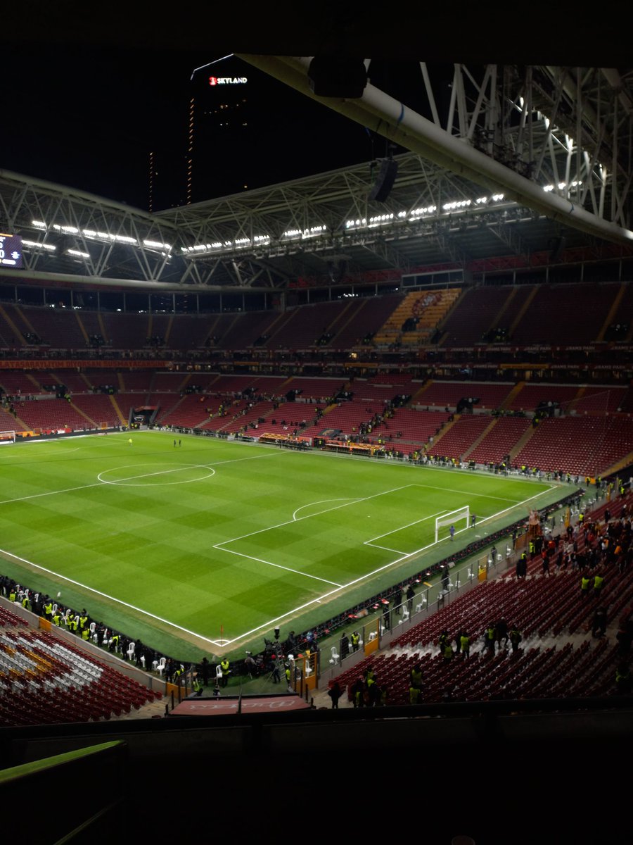 Bugün stadyumda hiç kimse adana demirspor sahadan niye çekildi anlayamadı. Çünkü diğer haftalardan farklı ya da inanılmaz bir hata yoktu.  Konu GALATASARAY olunca herkes hakkını çok güzel arıyor! Bu soğukta gelen taraftarın ve o küçük çocukların hakkı size helal değil!!

#GSvADS