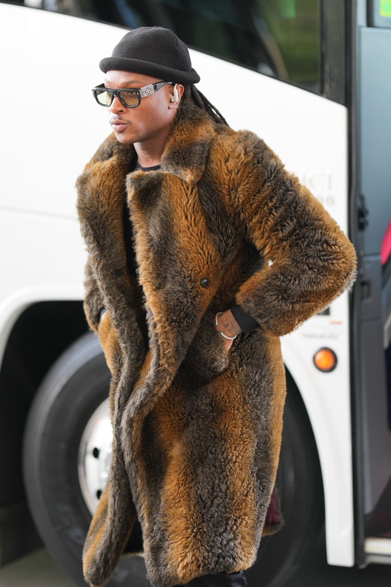 CameronWolfe's tweet image. DeAndre Hopkins has arrived in mink coat passed to him from his daddy who died in 1992. First time wearing it tonight in his 1st Super Bowl and looks 🔥🔥