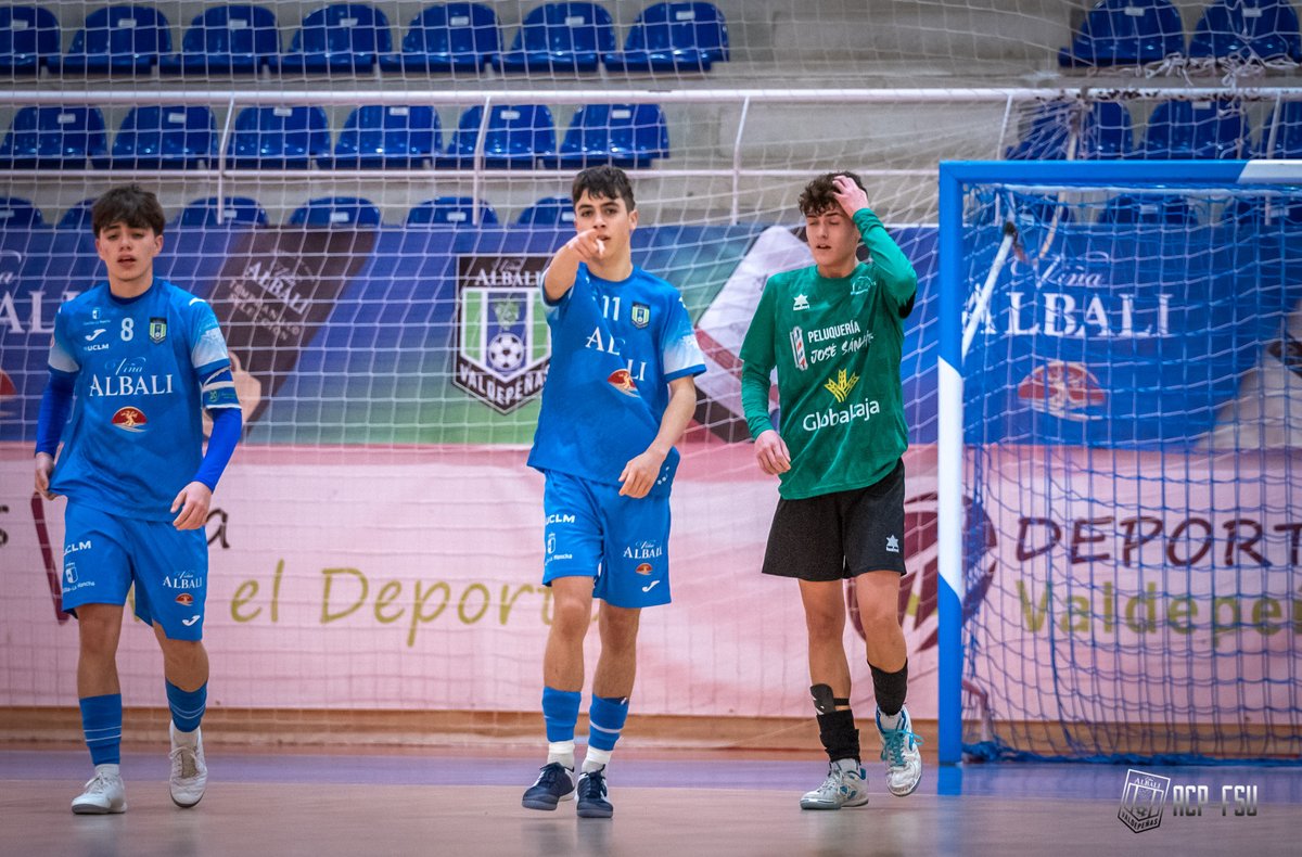 Después de llevar apartado de las canchas desde antes de Navidad por una lesión en la pelvis, el jugador del Filial y capitán del Cadete Regional Raúl Nova, regresó con el Cadete ante el Villacerrada con una actuación decisiva en los pocos minutos que disputó.

📸 <a href="/aurecape/">aure</a>