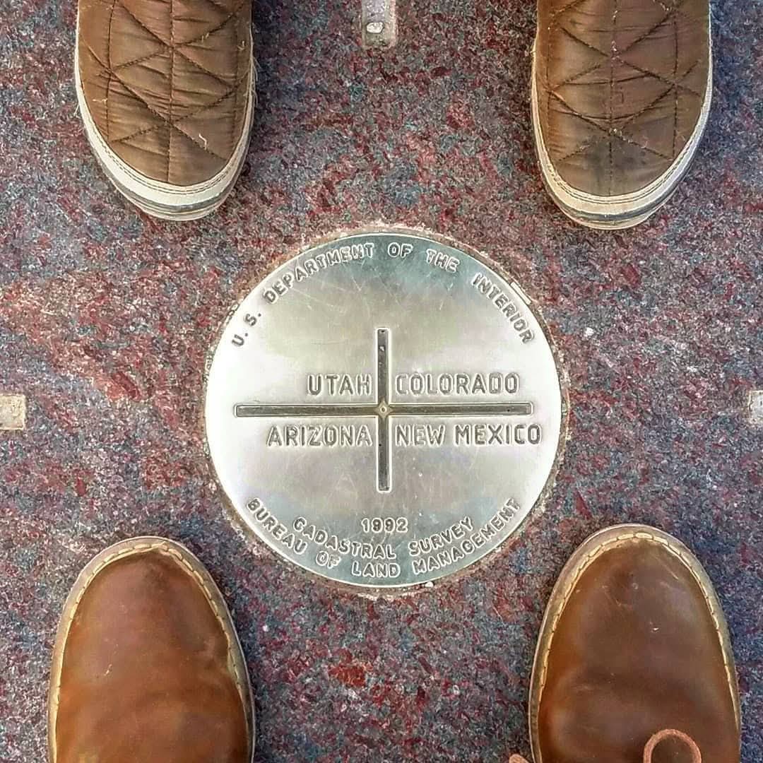 greencardist's tweet photo. ABD'de aynı anda dört eyalette durabileceğiniz tek bir yer var ve o da #Utah, #Colorado, #Arizona ve #NewMexico sınırında. Utah'a gittiğinizde ziyaret edilecek yerler listenize "Four Corners Anıtı"'nı eklemeyi unutmayın!
#GreenCard #aile #evlilik #i130 #formu #sponsorluk https://t.co/5gRqkjy1qW